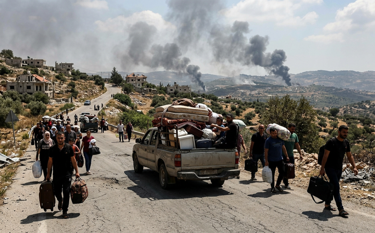 Israel intensifica bombardeios e provoca fuga de moradores no Líbano