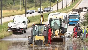 Após chuva causar alagamento e cratera, trecho de avenida permanece interditado em Nossa Senhora do Socorro / Foto: Foto: TV Atalaia/Reprodução