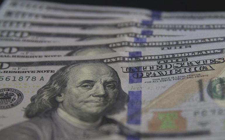 Bolsa e dólar recuam após liquidação do Banco Master