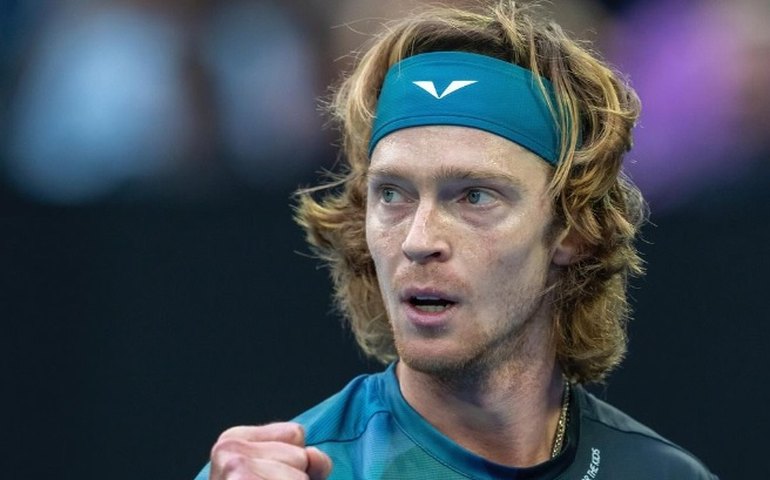 'Nervosinho': tenista n° 6 do mundo dá raquetadas no próprio corpo após derrota para argentino zebra em Wimbledon; veja