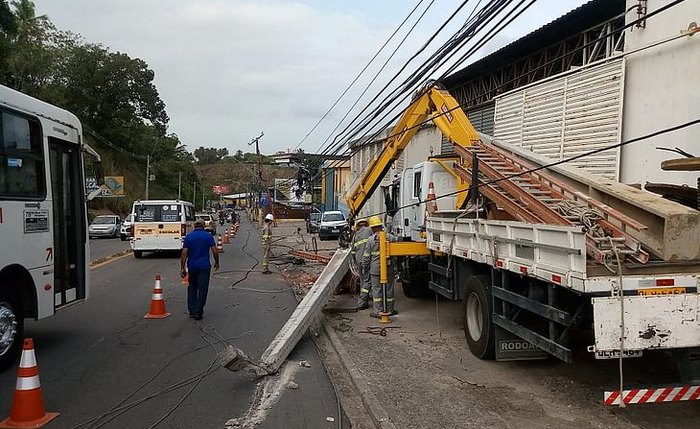 Uma equipe da Eletrobras foi acionada para substituir o poste - Foto: Javilton Silva