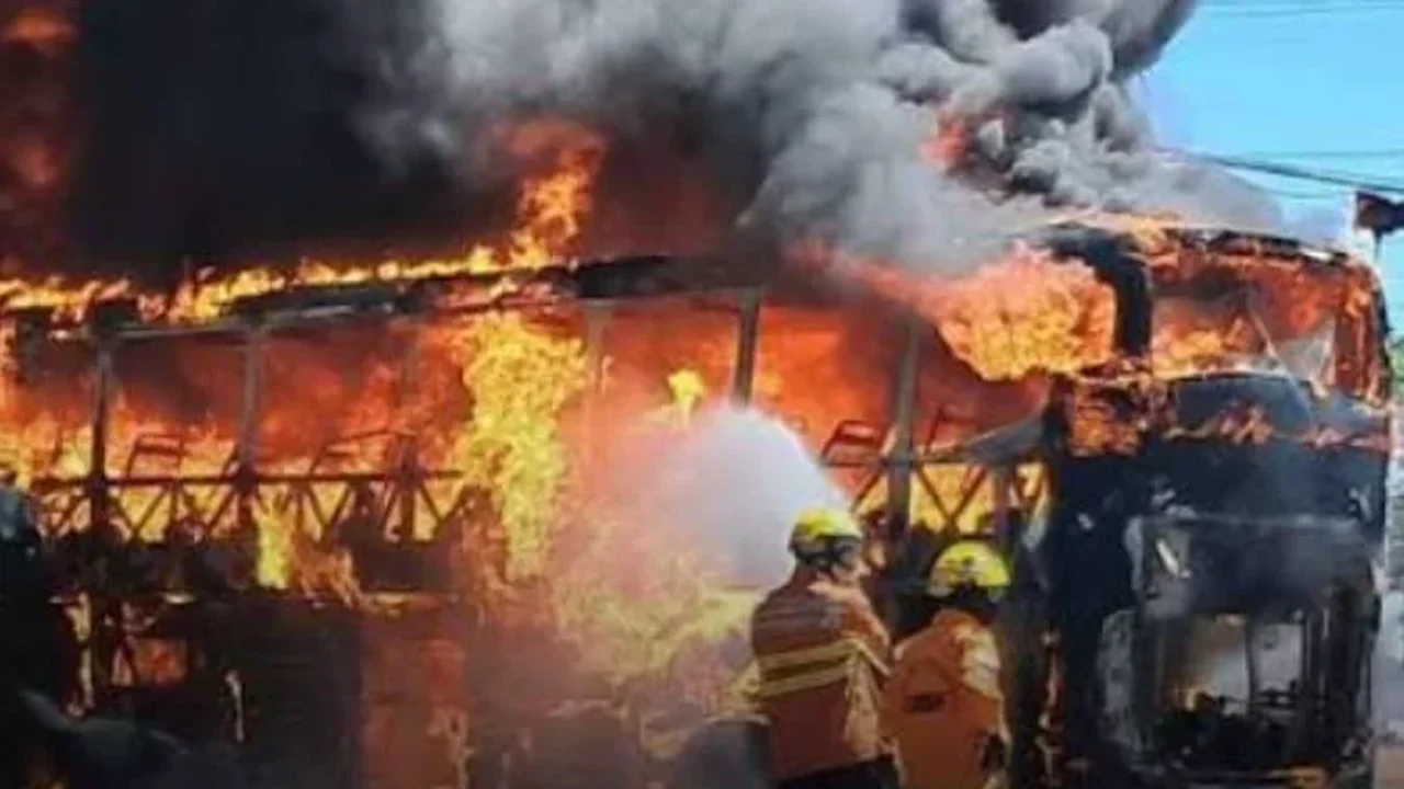 Ônibus que saiu de Alagoas pega fogo e fica totalmente destruído no Distrito Federal