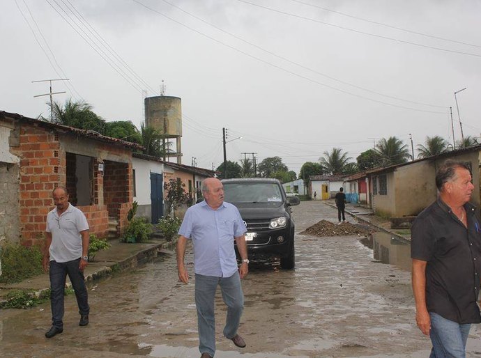 Pilar: prefeito visita bairro Frei Damião e determina serviço de drenagem
