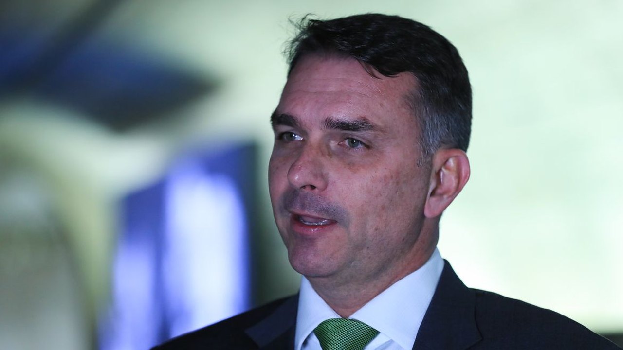 Deputados pedem investigação sobre relação entre Vorcaro e Flávio