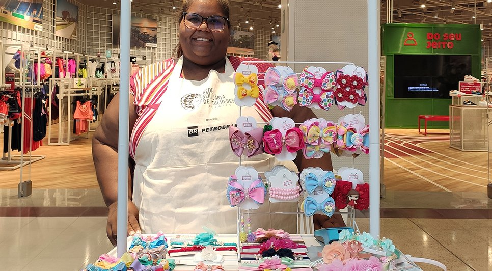 Feira da Rede Solidária de Mulheres_artesã Kátia dos Santos e seus laços e tiaras