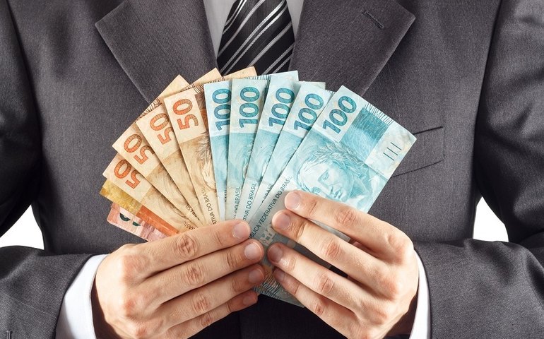 Deputados ganham 15,2 vezes mais do qualquer cidadão de renda média no país