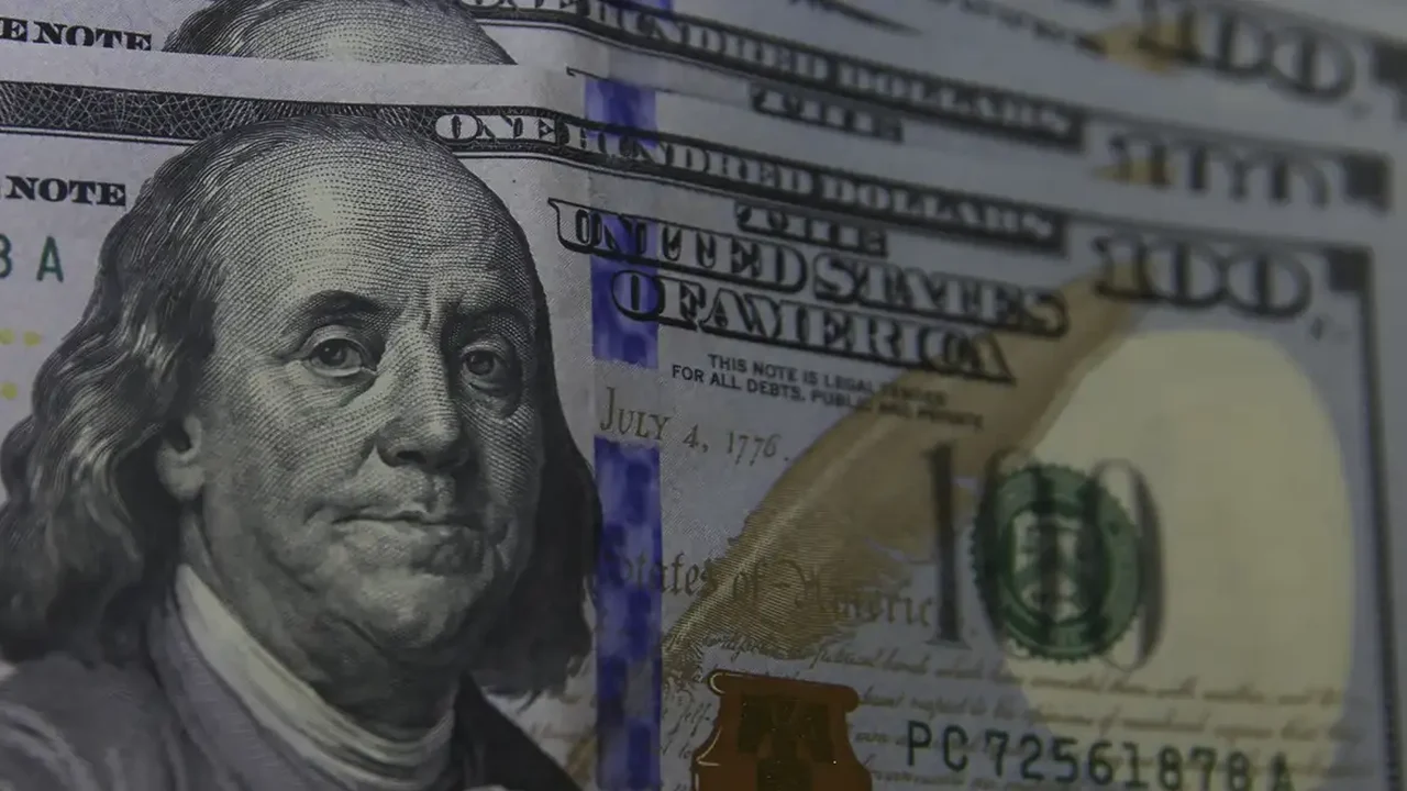 Dólar sobe para R$ 5,55 com votação de decreto do IOF