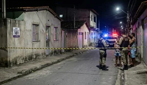 Mulher é baleada em tentativa de homicídio no Jacintinho; suspeita envolve tráfico de drogas