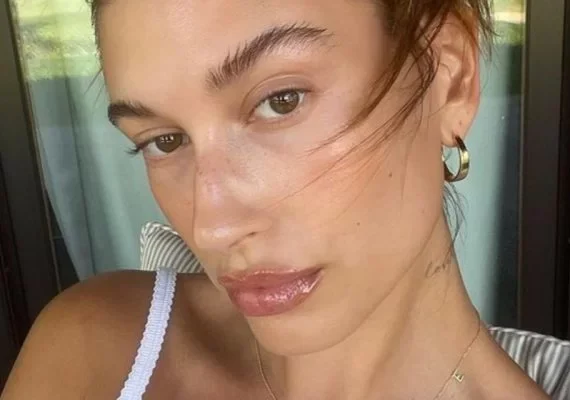 Hailey Bieber revela cisto no ovário “do tamanho de uma maçã”
