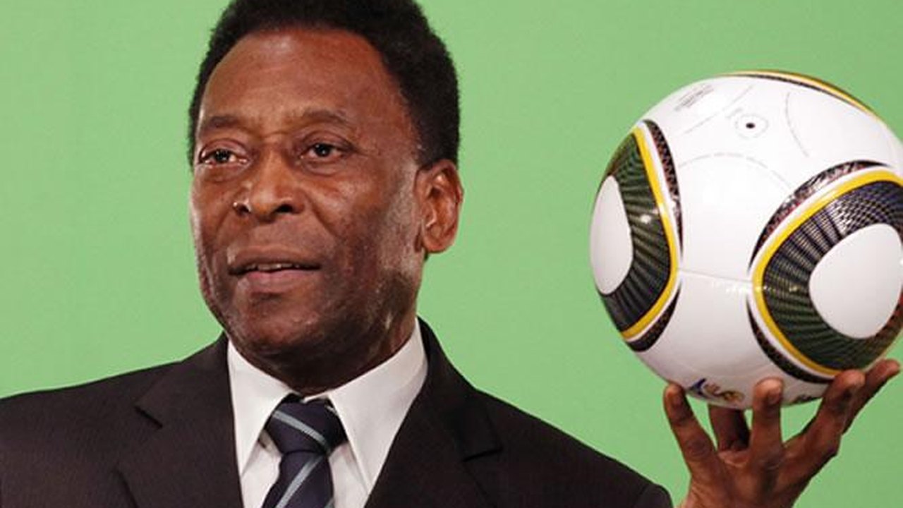 Pelé tem melhora, mas continua internado na UTI