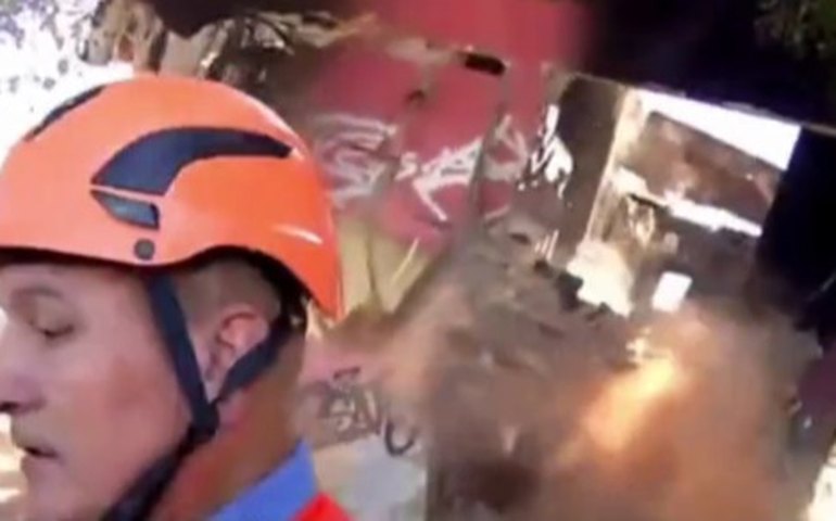 Imóvel de dois andares desaba durante entrevista no Rio de Janeiro