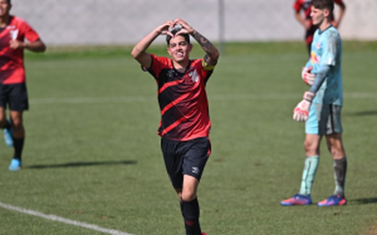 Lucas Braga festeja semana de trabalhos com Lisca e quer Vila como arma do Santos