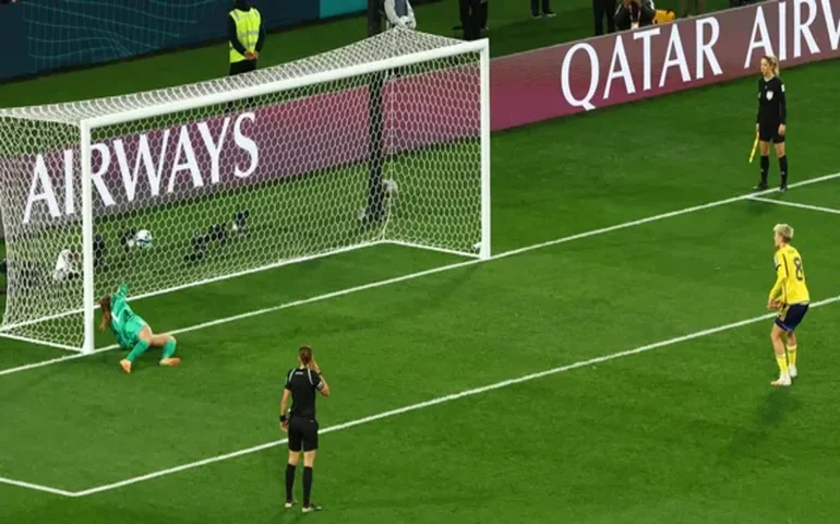 VAR decide vaga da Suécia que derruba os EUA em cobrança de pênaltis