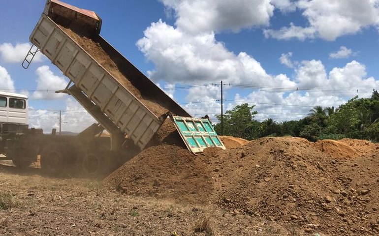 Prefeitura de Branquinha realiza aterro para a construção do centro administrativo
