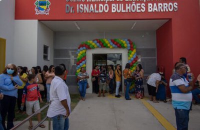 Prefeita entrega creche construída com recursos próprios do povo santanense
