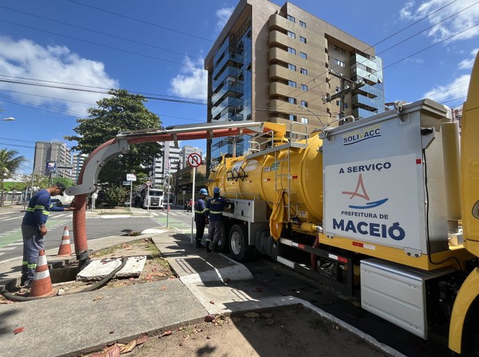 Avenida Sandoval Arroxelas recebe serviços de manutenção de drenagem
