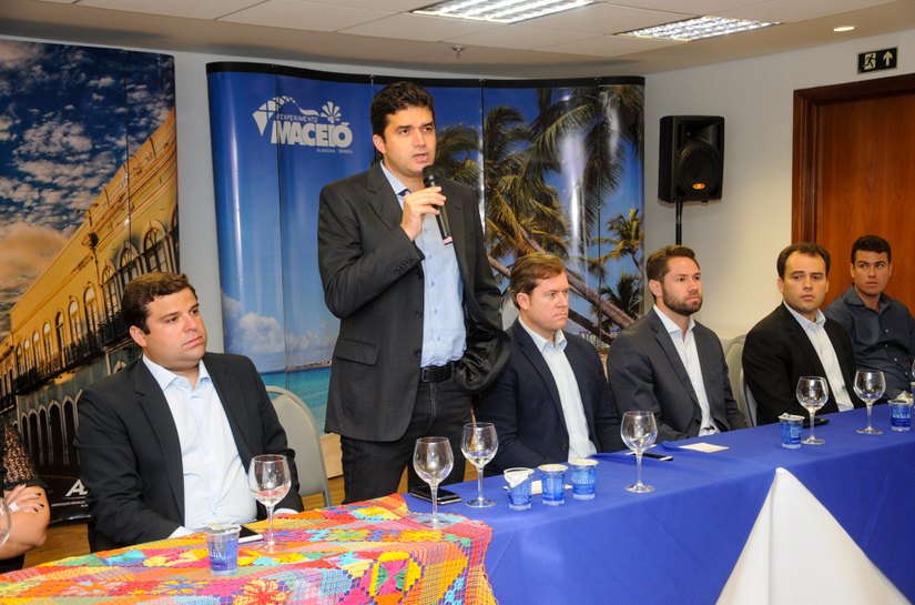 Prefeito Rui Palmeira autoriza construção de sete estações elevatórias