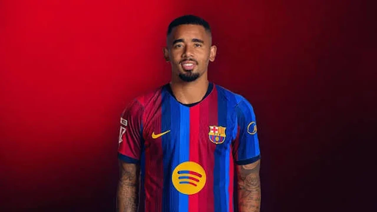 Na estreia de Gabriel Jesus, Barcelona goleia Valencia e se distancia na liderança de La Liga