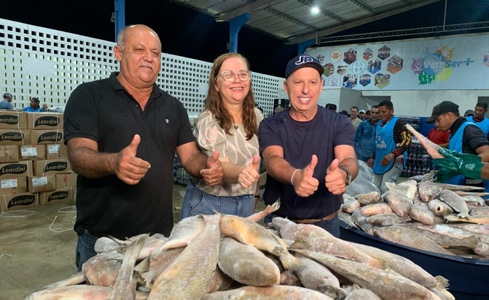 Prefeito Peu Pereira durante a distribuição de peixes para famílias carentes no município