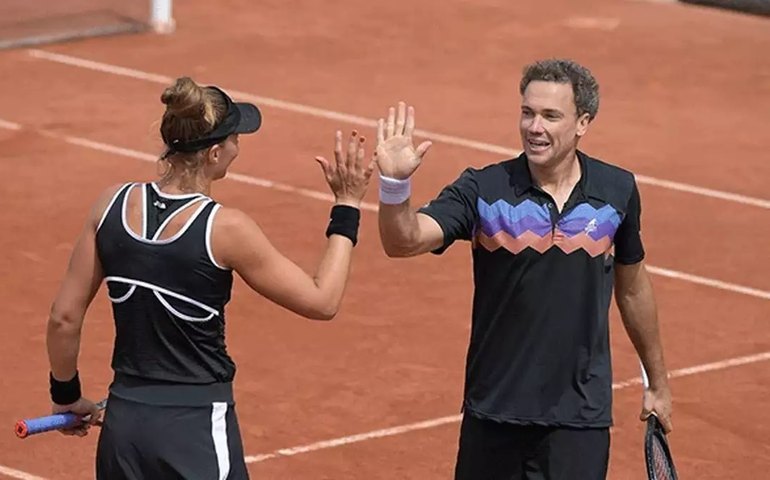 Bia Haddad e Bruno Soares perdem nas mistas e se despedem de Roland Garros