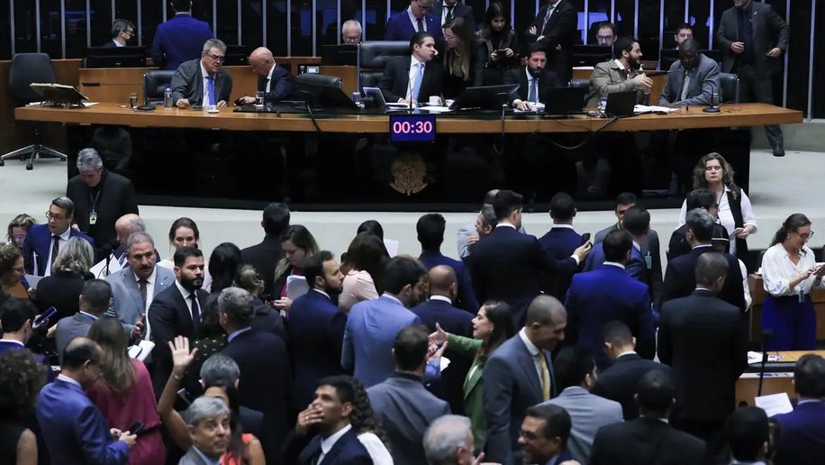 Câmara aprova urgência para suspender decreto do IOF