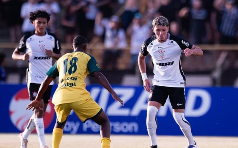 Corinthians leva susto, mas garante liderança e avança na Copinha