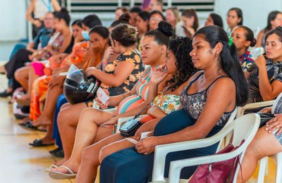  Prefeitura de Arapiraca entrega enxovais de bebês às mães acompanhadas pelo programa Criança Feliz