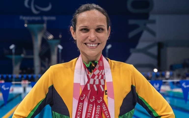 Carol Santiago é tricampeã mundial dos 100m costas em Singapura