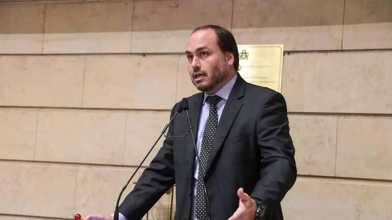 Carlos Bolsonaro reafirma apoio a Rogério Marinho para presidir o Senado