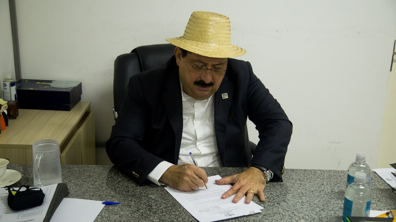 Gilberto Gonçalves assina ordem de serviço para pavimentação e drenagem do bairro do Tabuleiro do Pinto