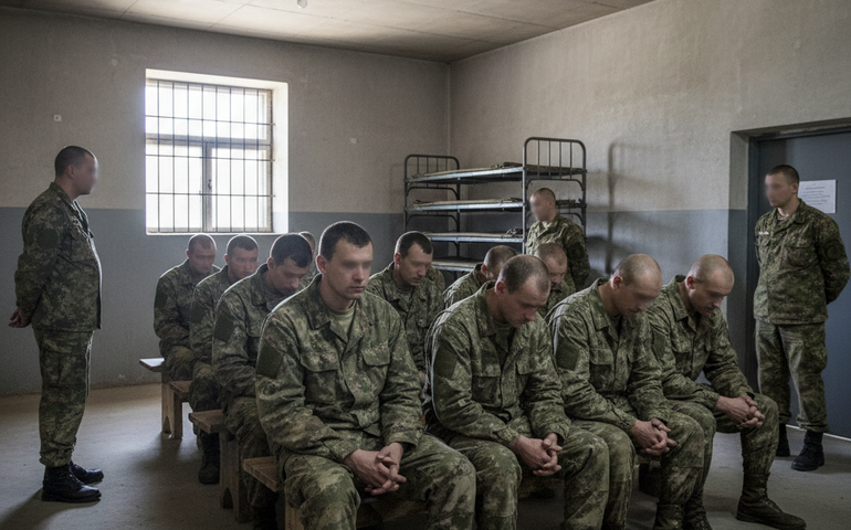 Exército ucraniano é acusado de tratar contratados em condições piores que prisão