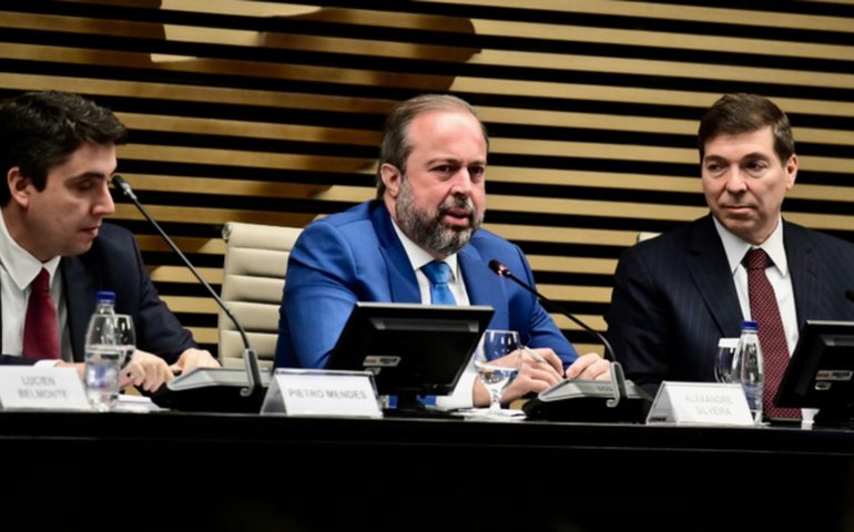 Ministro defende gás mais barato para reindustrialização do país