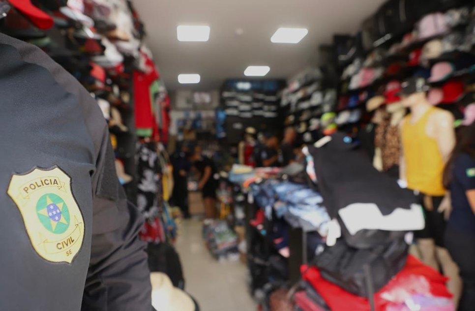 Receita Federal deflagra operação para apreender produtos falsificados no Centro de Aracaju; VÍDEO