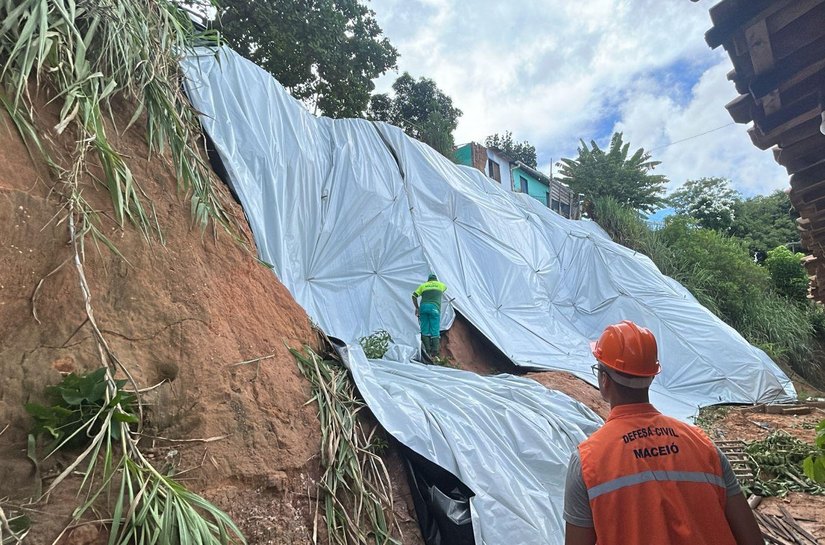 Proteção de encostas com lonas chega a 54 pontos de Maceió