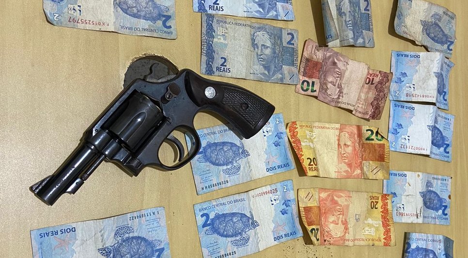 Homem morre e mulher é presa durante operação contra tráfico de drogas em Carmópolis