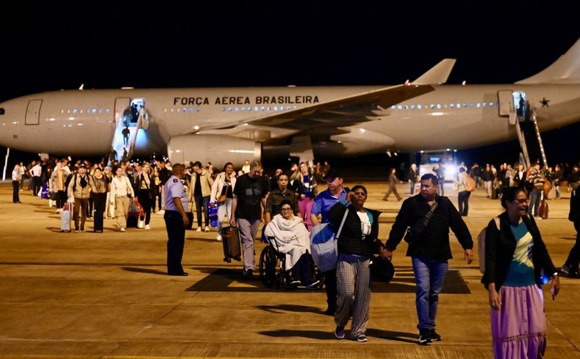 Primeiro avião da FAB com brasileiros resgatados em Israel chega a Brasília