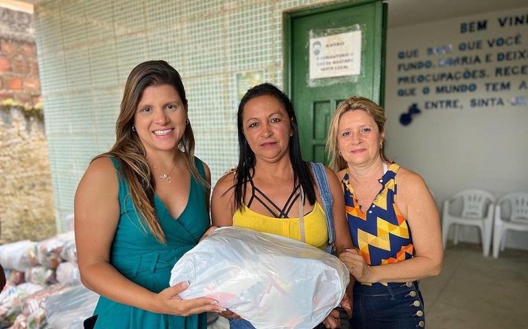 Prefeita Marcela Gomes acompanha a entrega de mais de 800 cestas básicas a famílias carentes em Novo Lino