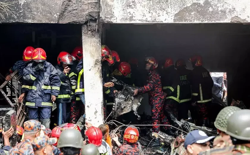 Avião militar cai em faculdade em Bangladesh e mata ao menos 16