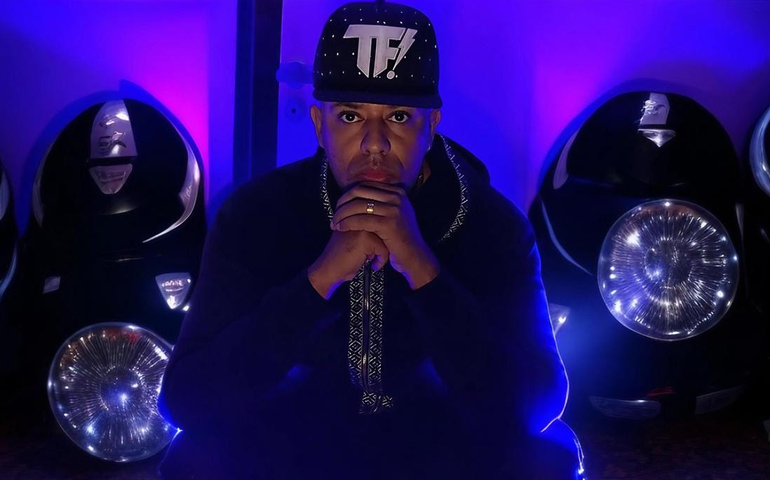 Ao som de MC Koringa, aulas de professor de dança fazem sucesso nas ruas de Paris