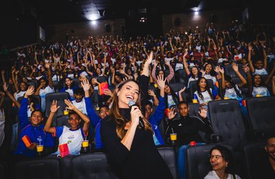 Figurinos de Marina Candia no Vestir Massayó viram documentário exibido a alunos da rede municipal