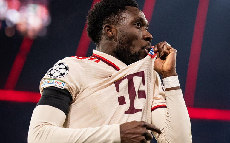 Alphonso Davies rompe ligamento do joelho e desfalca o Bayern no restante da temporada