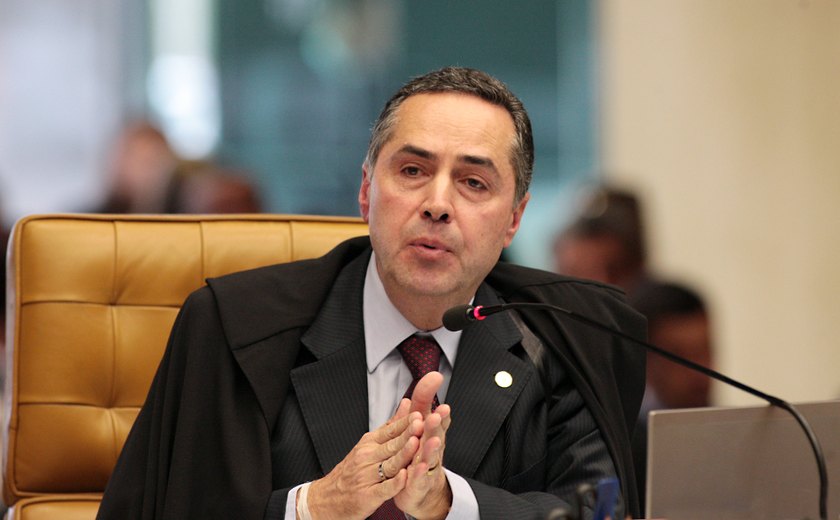 Barroso dá 3 dias para Bolsonaro apresentar esclarecimentos sobre contas