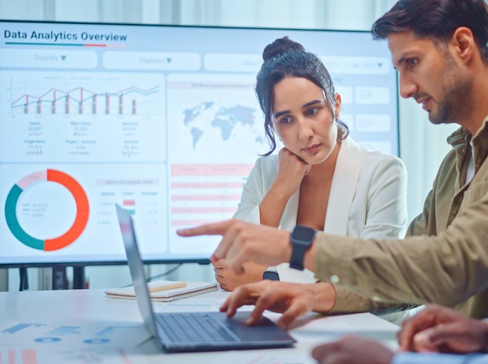Análise de dados é o maior desafio digital dos brasileiros em 2025, revela estudo