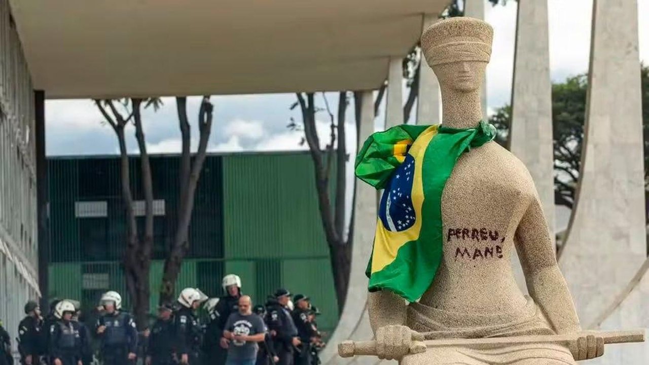 Débora do Batom passa ao regime semiaberto após decisão de Moraes