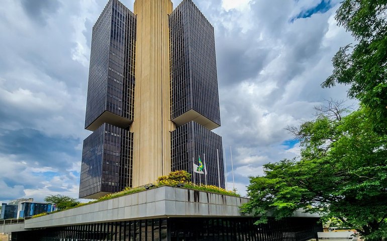 Mercado financeiro eleva previsão de inflação e do dólar para 2025