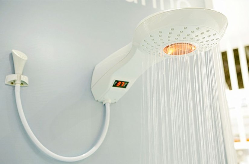 Uso seguro e eficiente do chuveiro elétrico requer atenção na instalação, manutenção e hábitos de consumo