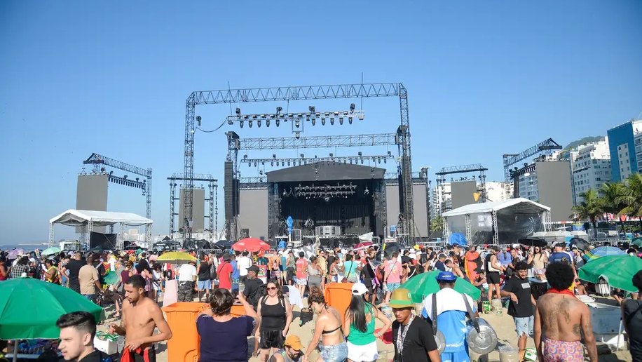 Fãs já se aglomeram em frente a palco do show da Madonna no Rio