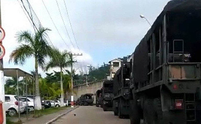 No Rio, inspetores e militares fazem vistoria em penitenciária de Bangu