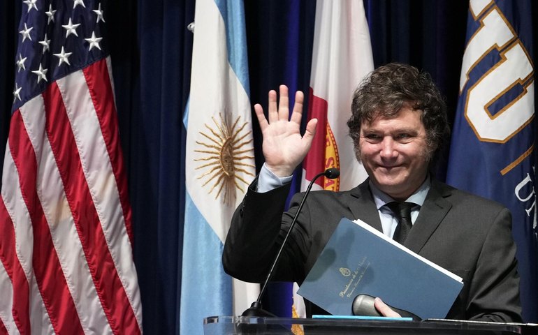 Análise: admiração de Milei por Trump é reflexo da submissão das elites latino-americanas aos EUA