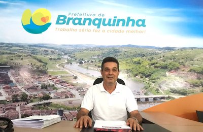 Prefeitura de Branquinha antecipa salário de novembro e credita 13º dos professores contratados